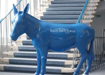 Blauer Esel vor Treppe im Theater