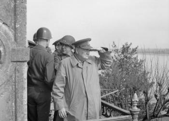 Churchill blickt über den Rhein