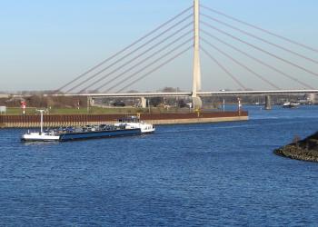 Rhein mit Rheinbrücke und Schiff