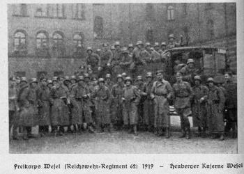 Offiziere und Mannschaften des Freikorps Wesel (späteres Reichswehr-Regiment 62) vor der Heuberg-Kaserne (1919)