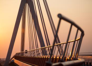 Niederrheinbrücke im Abendlicht