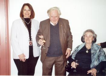 Bürgermeisterin Ulrike Westkamp zusammen mit Don Smith und Marion Warby