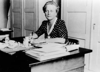 Ida Noddack am Schreibtisch