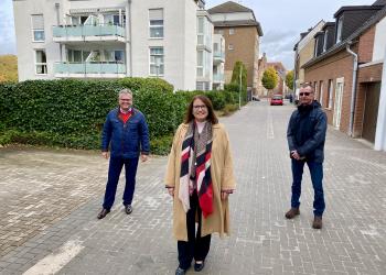 Bürgermeisterin Ulrike Westkamp zusammen mit Michael Blaess und Raimund Gödde in der Neustraße