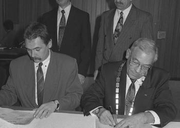 Die Bürgermeister aus Salzwedel (Norbert Hundt, vorne links) und Wesel (Wilhelm Schneider, vorne rechts) besiegeln die Städtepartnerschaft (16. November 1990)