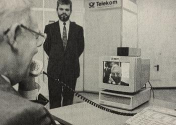 Das erste Bildtelefonat über ISDN führt Wesels Bürgermeister Wilhelm Schneider mit dem Duisburger Oberbürgermeister Josef Krings (Dezember 1990)