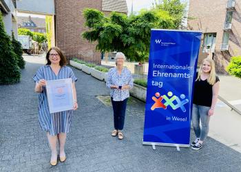 Bürgermeisterin Ulrike Westkamp, Gertrud Liman, Vorsitzende des Seniorenbeirates, sowie Kerstin Clarendahl vom Büro der Bürgermeisterin (von links) stellen gemeinsam den Ehrenamtspreis 2021 vor.