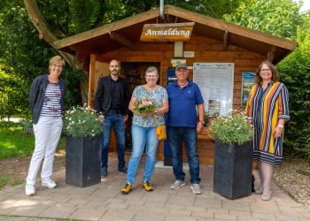 Bei der Betriebsübernahme durch die Städtische Bäder Wesel GmbH: Bürgermeisterin Ulrike Westkamp (v. r.), die bisherigen Pächter Eheleute Paff, Martin Christoph, Geschäftsführer der Städtische Bäder Wesel GmbH, und Frau Giesen, Fachbereich Stadtentwicklung der Stadt Wesel.