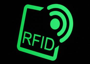  In der EU gebräuchliches RFID-Logo, das unter anderem als Hinweis auf den Einsatz von RFID-Technologie verwendet wird. Christiaan Colen, CC BY-SA 2.0 <https://creativecommons.org/licenses/by-sa/2.0>, via Wikimedia Commons