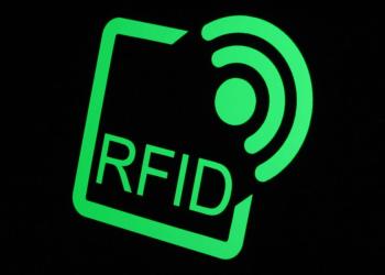  In der EU gebräuchliches RFID-Logo, das unter anderem als Hinweis auf den Einsatz von RFID-Technologie verwendet wird. Christiaan Colen, CC BY-SA 2.0 <https://creativecommons.org/licenses/by-sa/2.0>, via Wikimedia Commons