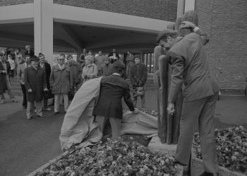 Die Enthüllung der Bronzeplastik „de Hand“ durch den ersten Beigeordneten Werner Schepers und den Technischen Beigeordneten Hansjörg Dimel am 28. Oktober 1981