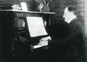 Paul Wolff am heimischen Klavier