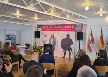 Malu Dreyer, Ministerpräsidentin von Rheinland-Pfalz, eröffnete die offizielle Urkunden-Übergabe zur UNESCO-Welterbestätte „Grenzen des Römischen Reichs – Niedergermanischer Limes“ in Remagen.