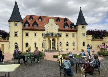 Der Märchenpark in Salzwedel lässt die Besucher*innen in andere Welten eintauchen. So erfreuen sich nicht nur junge Besucher*innen an dem außergewöhnlichen Zauber einer bunten Märchenwelt. 