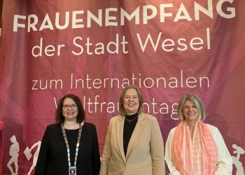 Von links: Bürgermeisterin Ulrike Westkamp, Bundestagspräsidentin Bärbel Bas, Gleichstellungsbeauftragte Regina Lenneps 