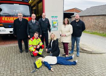 Vorstellung des neuen AED in Gibderich am Gerätehaus der Freiwilligen Feuerwehr 