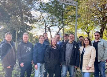 Zahlreiche Vertreterinnen und Vertreter der Stadtverwaltung, des EselRock-Teams sowie der Parteien haben das neue Straßenschild im Heuberpark eingeweiht.