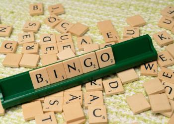 Das Foto zeigt ein Scrabble-Spiel. Das Wort "Bingo" wurde gelegt.