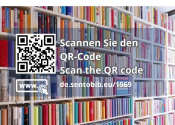 Das Bild zeigt ein Bücherregal mit einem QR-Code.