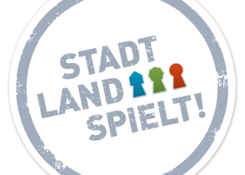 Das Logo zeigt drei Spielfiguren auf einem Spielfeld.