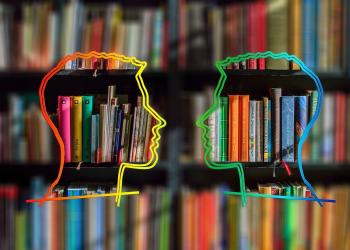 Das Bild zeigt ein Bücherregal mit zwei Köpfen als Silhouetten.