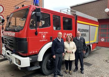 Feuerwehrauto für Samar vor der Feuerwehrwache