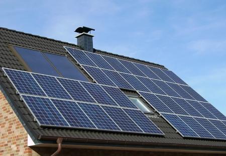 Solaranlage auf dem eines Ein-Familien-Hauses