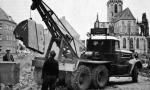 Der Kranwagen der Firma Landers & Söhne hebt schwere Steinbrocken, die zur Mariä Himmelfahrt-Kirche gehören (1956).