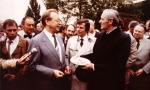 Siegfried Landers übergibt 1983 den Weseler Hanse-Teller an Bundespräsident Karl Carstens