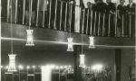 Foyer mit Publikum während einer Pause (1966)
