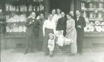 Familie van den Bruck vor ihrem Geschäft am Großen Markt