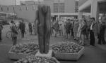 Die Enthüllung der Bronzeplastik „de Hand“ durch den ersten Beigeordneten Werner Schepers und den Technischen Beigeordneten Hansjörg Dimel am 28. Oktober 1981