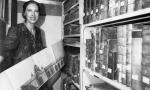 Stadtarchivleiterin Dr. Jutta Prieur kurz nach ihrem Amtsantritt in den Kellerräumen des Stadtarchivs (1982)