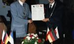 Die Unterzeichnung der Städtepartnerschaftsurkunde in Kętrzyn (links Tadeusz Mordasiewicz, rechts Jörn Schroh) (Mai 2002)