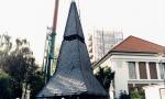 In einer spektakulären Aktion wird der Turm der evangelischen Kirche in Büderich heruntergenommen (1997)