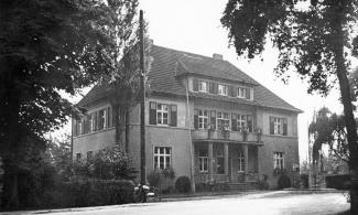 Altes Rathaus Obrighoven-Lackhausen an der B70, 1922 erbaut und 1945 durch Volltreffer zerstört