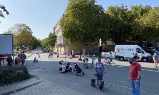 Kinder und Jugendliche spielen auf der Martinistraße vor dem Rathaus 
