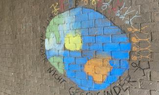 Weltkugel mit Kreide im Eingangsbereich des Weseler Rathauses gemalt