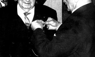 Dr. Karl Westermann erhält zu seinem 80. Geburtstag das Bundesverdienstkreuz (1963)