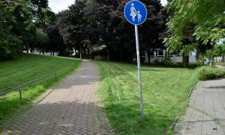 Fußgängerweg mit Grünflächen 