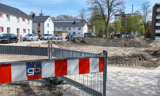 Baustelle mit Wohnungen im Hintergrund