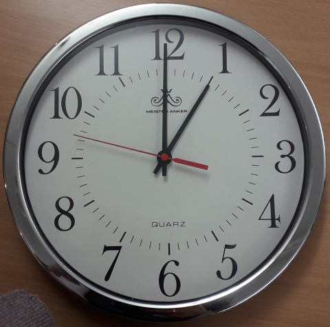 Eine analoge Uhr die 13 Uhr anzeigt.