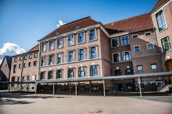 GGS Innenstadt Gemeinschaftgrundschule Innenstadt "Böhlschule", Gebäude und Schulhof