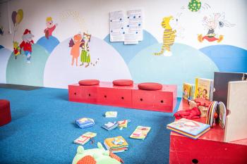 Bücherei-Blick in den Veranstaltungsraum für Kinder