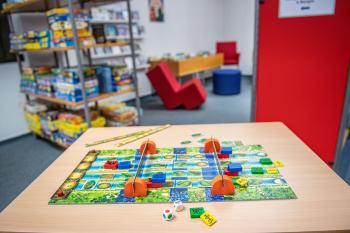 Bücherei-Blick auf einen Spieltisch