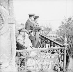 Churchill, Eisenhower und Montgomery an der Gaststätte „Wacht am Rhein“, 25. März 1945