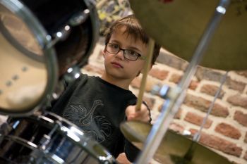 Schüler am Schlagzeug