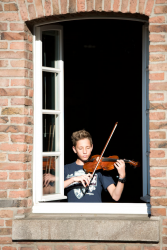 Schüler mit Violine