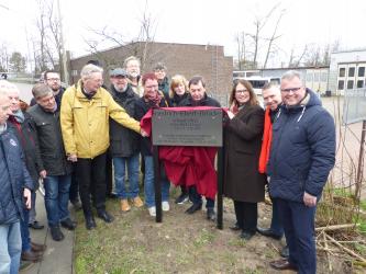 Am Dienstag, 3. März 2020, enthüllte Bürgermeisterin Ulrike Westkamp gemeinsam mit Vertreterinnen und Vertretern des Rates, der Firma Hülskens und der Stadtverwaltung ein neues Brückenschild an der Friedrich-Ebert-Brücke. 
