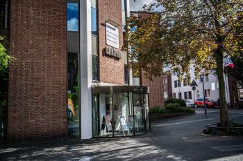 Die Verwaltung des Städtischen Museums finden Sie in der Kulturabteilung im Centrum. Foto: Flaggschiff Film - Stephan de Leuw Eingang Centrum